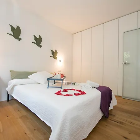 Apartment Charm - Happy *